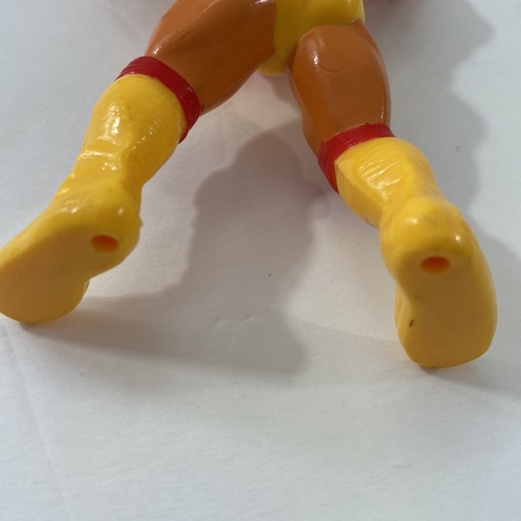 Hulk hogan 1990 wrestling figure Hasbro Preowned vintage see pictures for wear - Picture 6 of 6